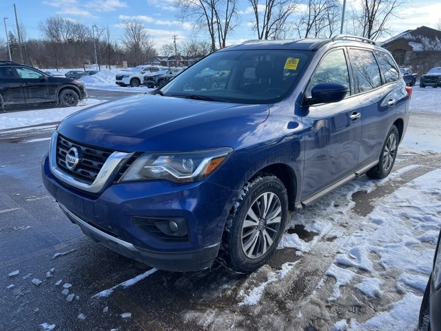Used 2019 Nissan Pathfinder SV image 2