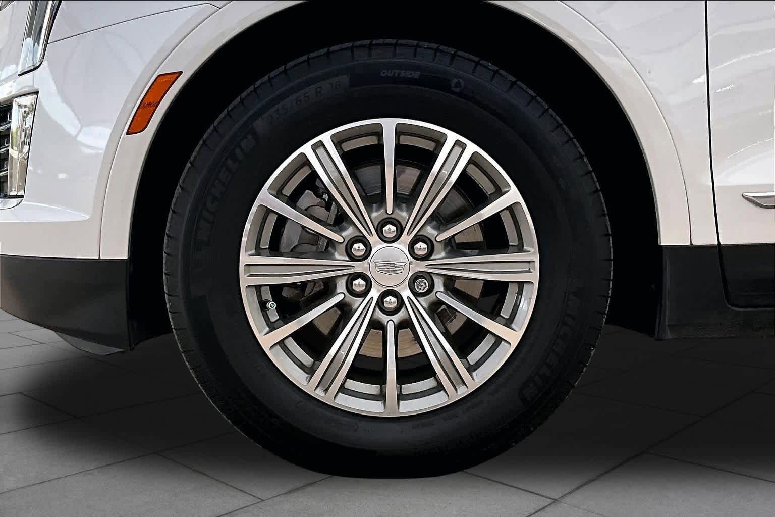 Used 2018 Cadillac XT5 Luxury w/ Driver Awareness Package FWD image 11
