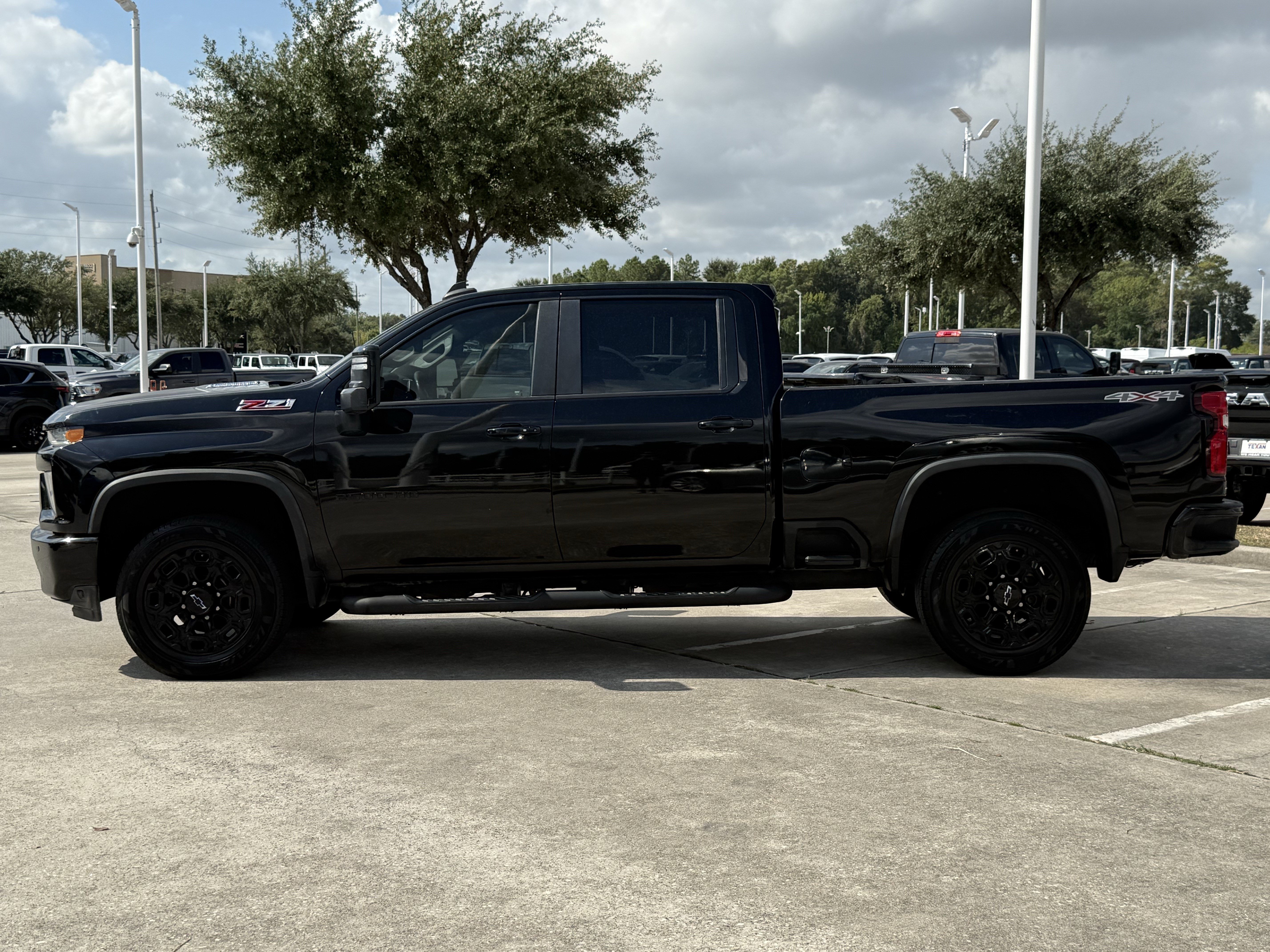 Used 2022 Chevrolet Silverado 2500 LT w/ Midnight Edition AWD/4WD image 8