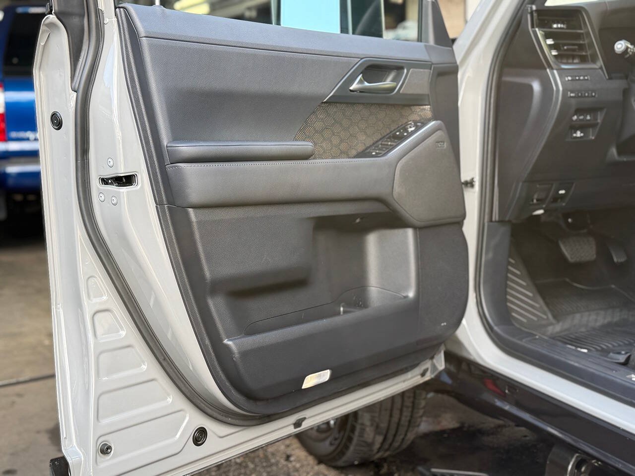 Used 2024 Lexus GX 550 w/ Cold Area Package AWD/4WD image 3