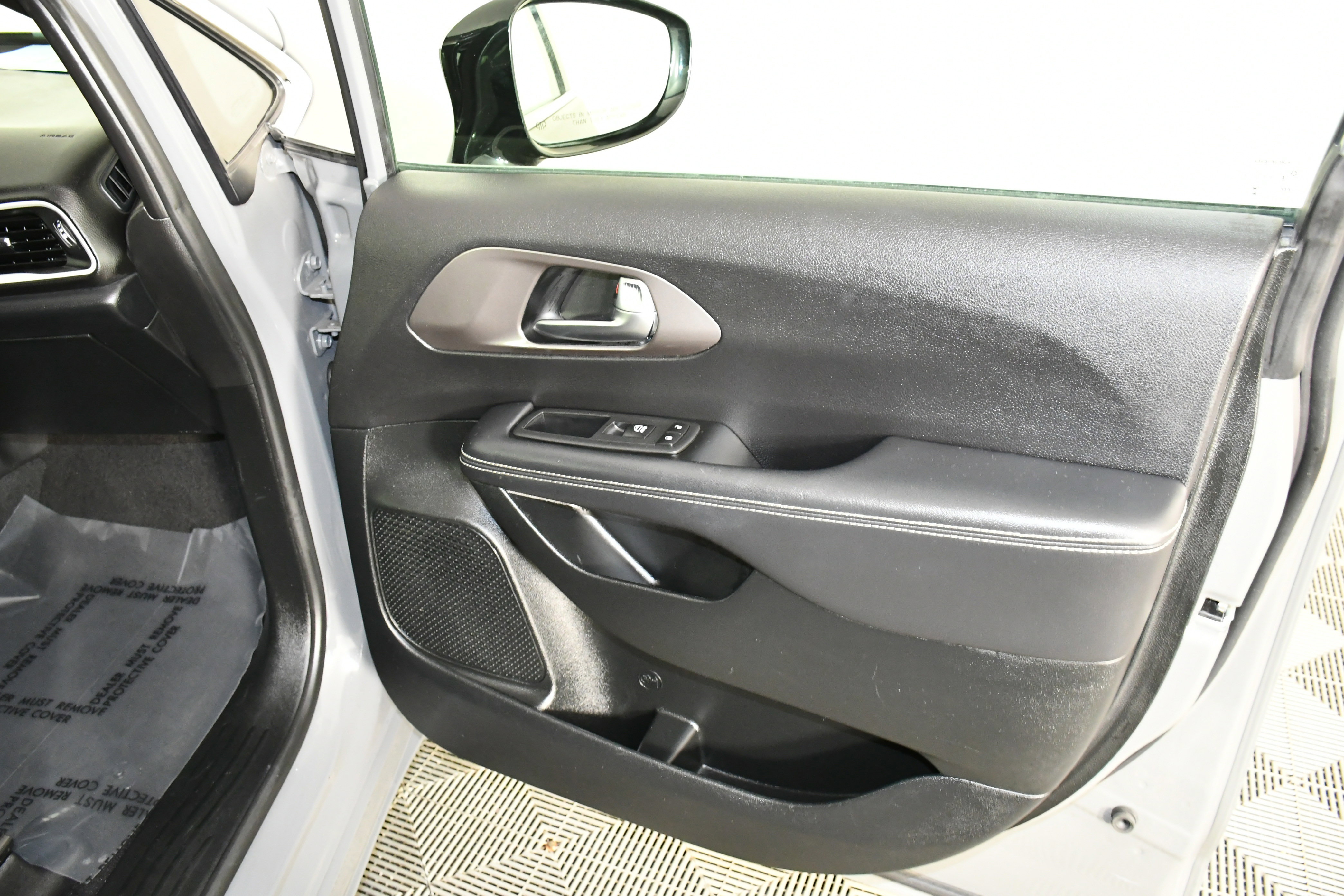 Used 2025 Chrysler Pacifica Select image 40