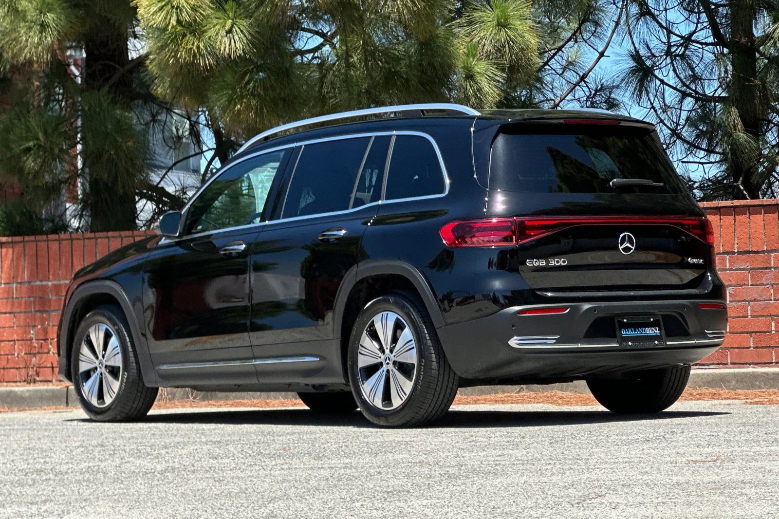 Certified 2024 Mercedes-Benz EQB 300 4MATIC image 7
