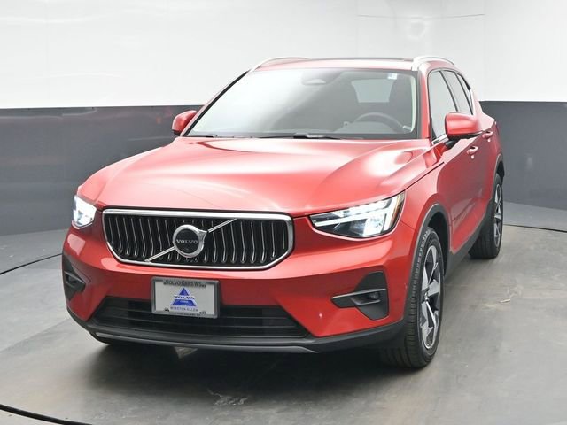 Used 2023 Volvo XC40 B4 Plus w/ Driver Assist Package image 3