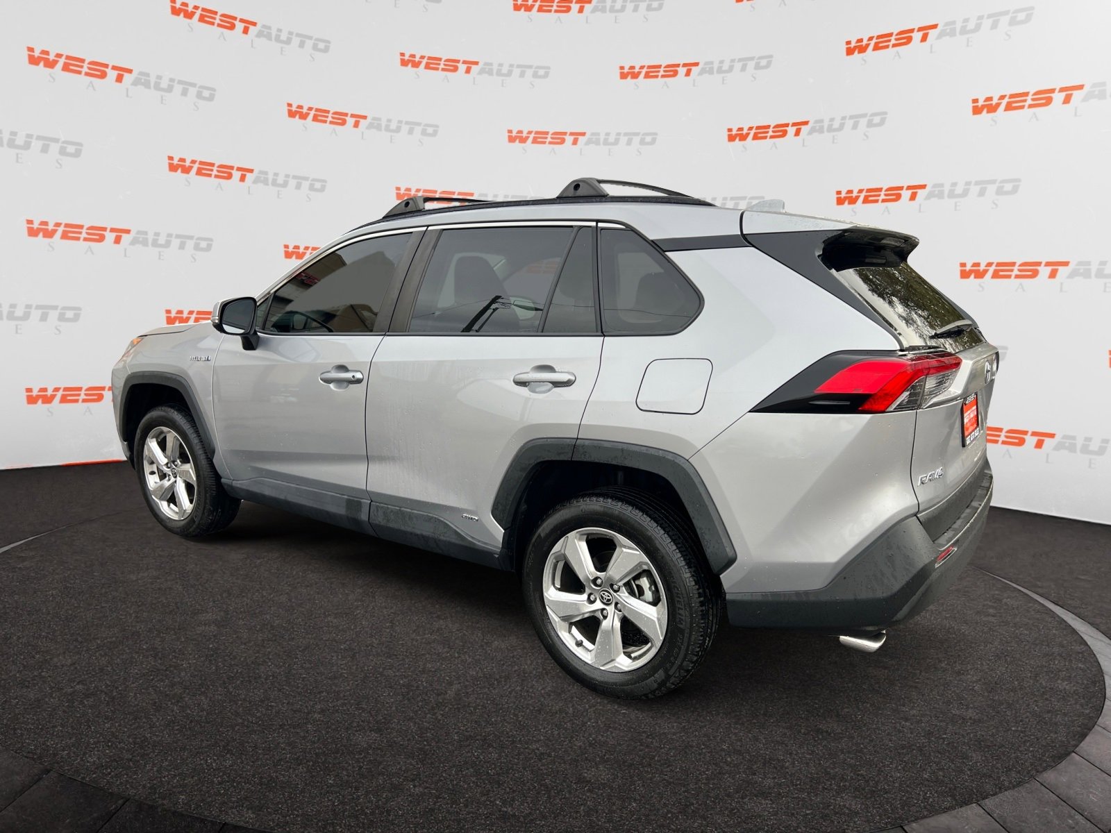Used 2021 Toyota RAV4 XLE Premium image 3