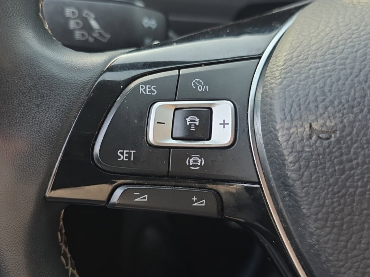 Used 2021 Volkswagen Tiguan SE image 36