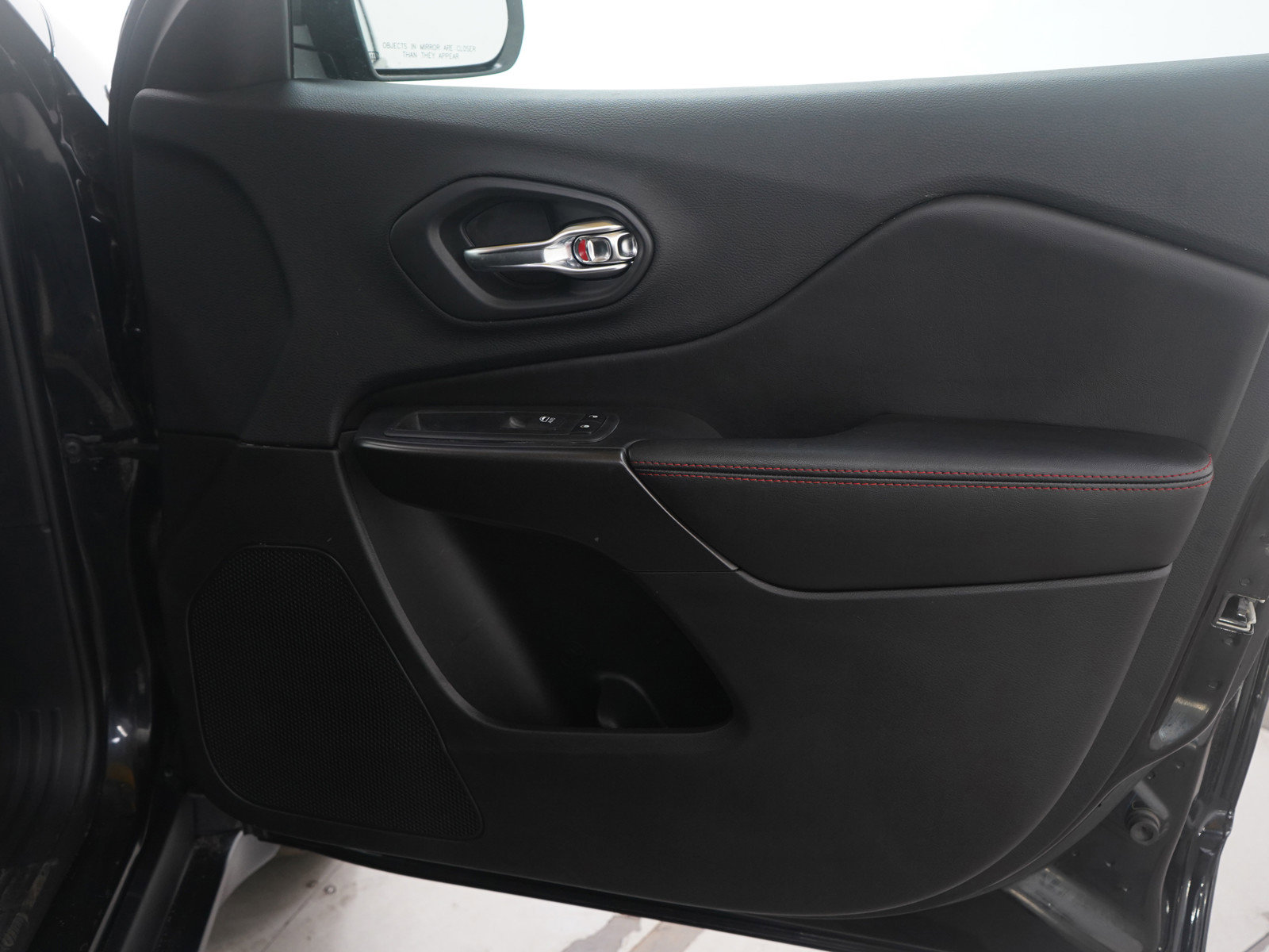 Used 2019 Jeep Cherokee Trailhawk w/ Cold Weather Group image 9