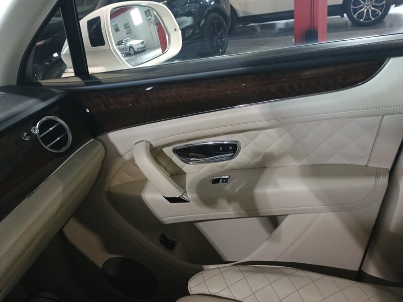 Used 2020 Bentley Bentayga AWD/4WD image 25