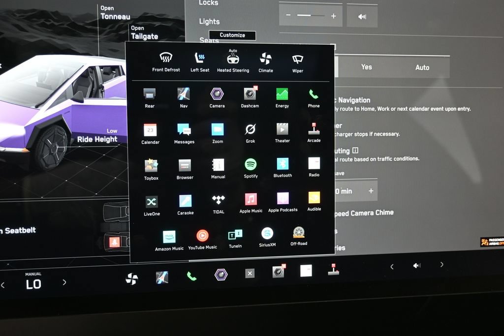 Used 2024 Tesla Cybertruck AWD Crew Cab image 31