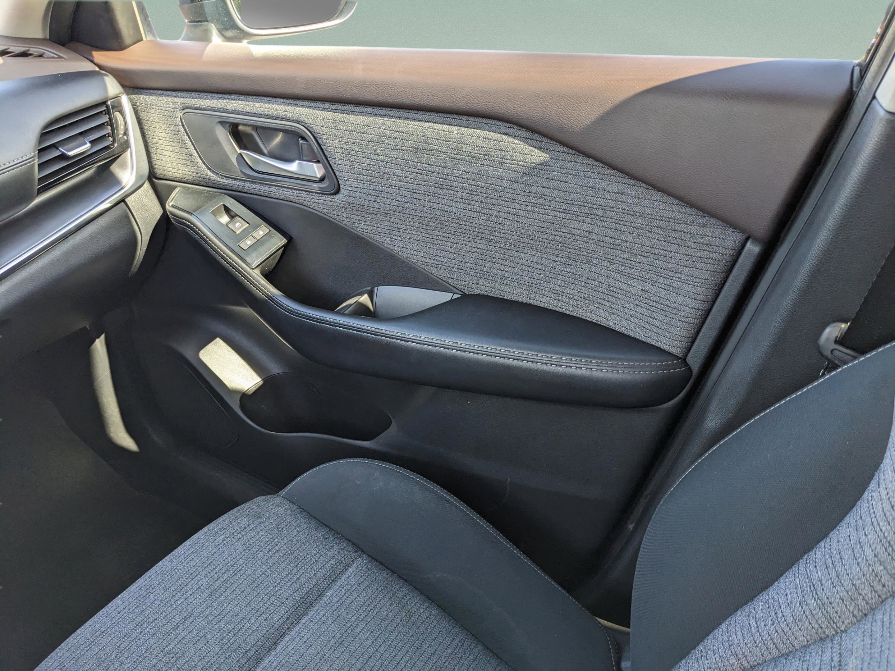 Used 2021 Nissan Rogue SV image 19