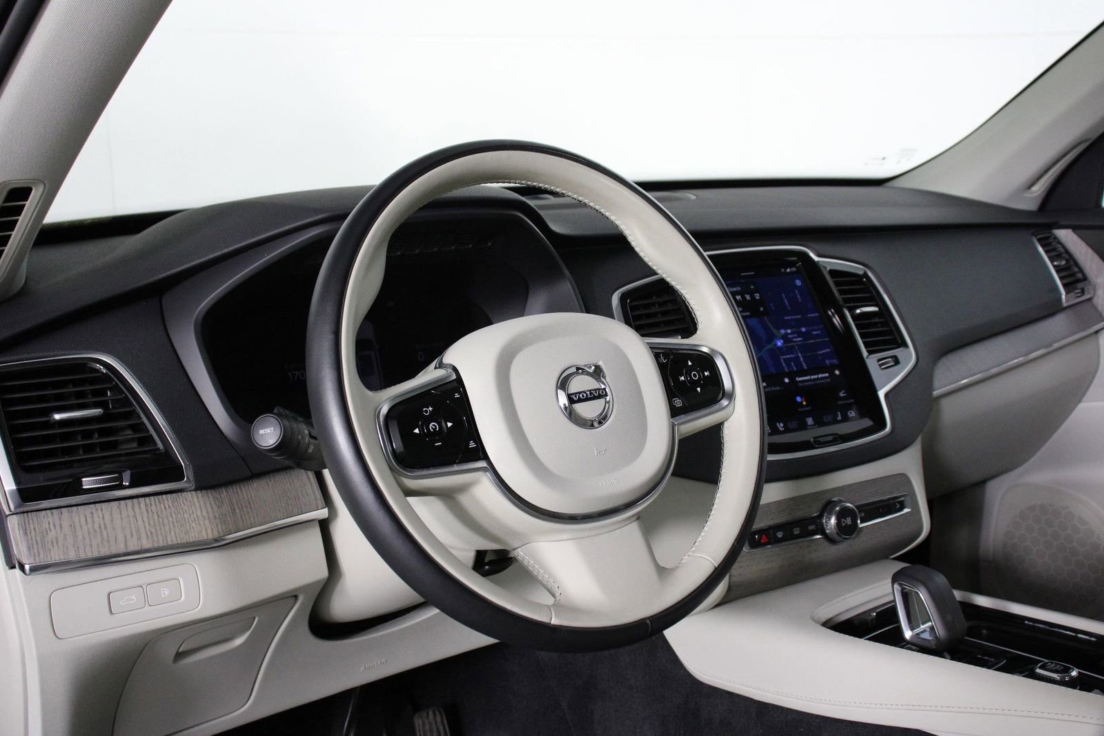 Certified 2024 Volvo XC90 T8 Plus w/ Protection Package Premier image 14