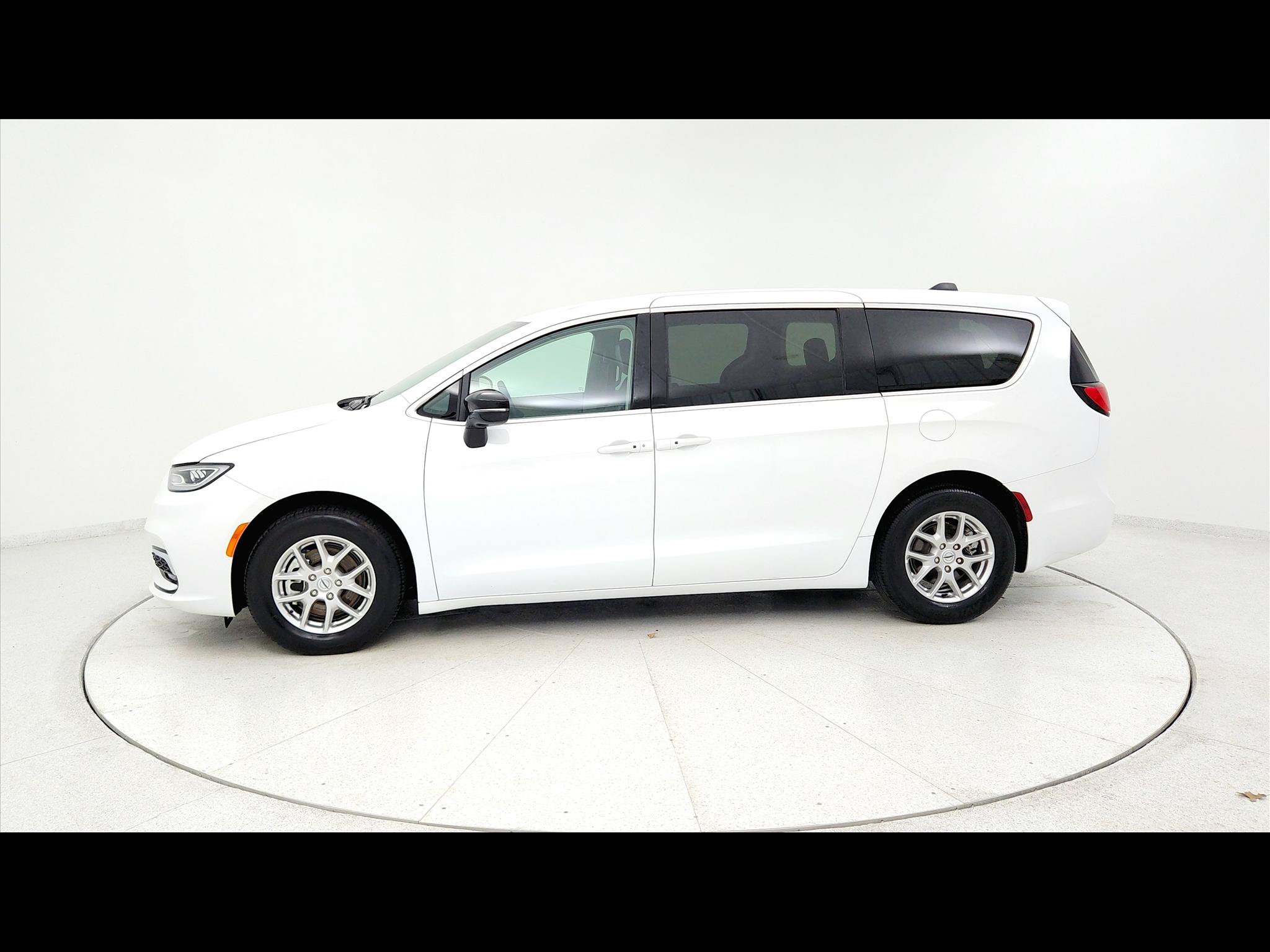 Used 2024 Chrysler Pacifica Touring-L