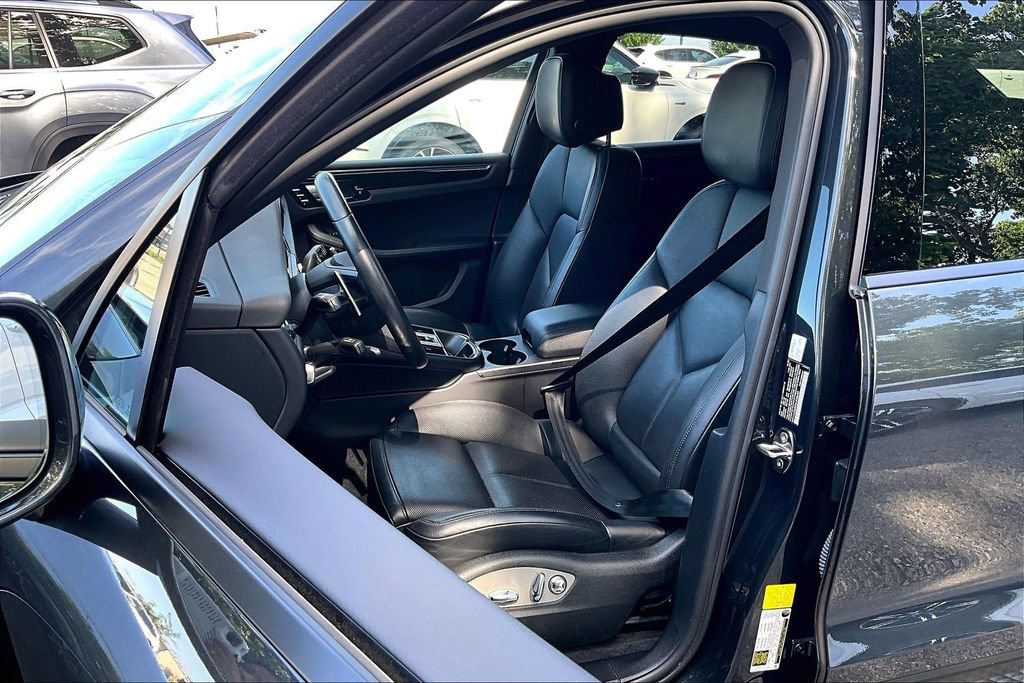 Used 2022 Porsche Macan w/ Premium Package Plus AWD/4WD image 36