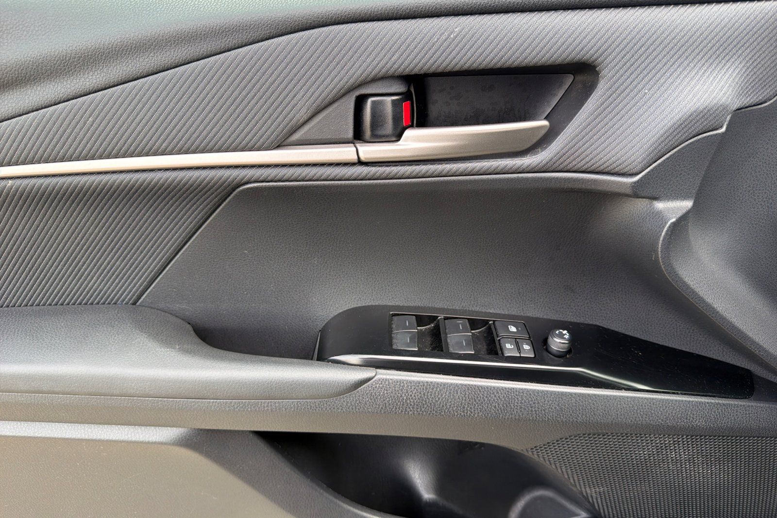 Used 2025 Toyota Camry SE FWD image 13