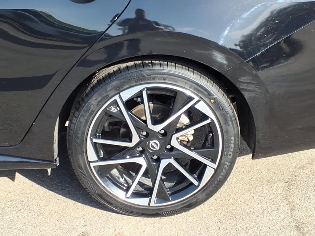 Certified 2025 Nissan Sentra SR FWD image 10