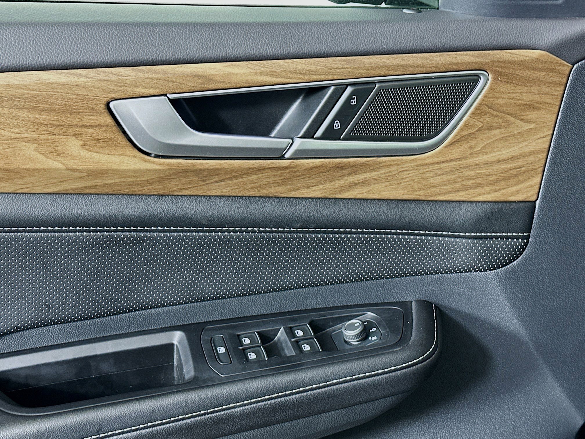 Used 2024 Volkswagen Atlas SE image 15