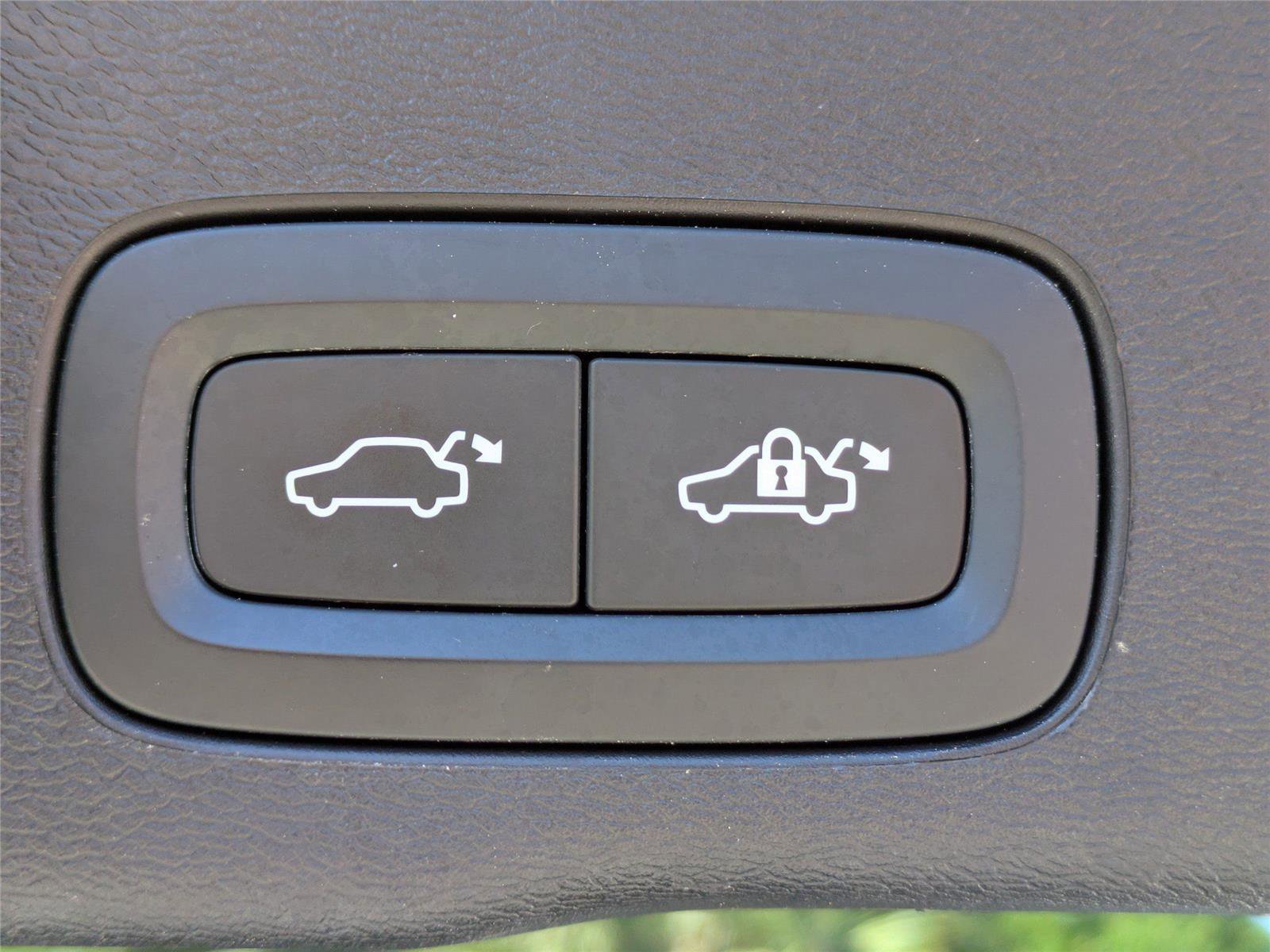 Used 2024 Volvo XC60 B5 Plus AWD/4WD image 16