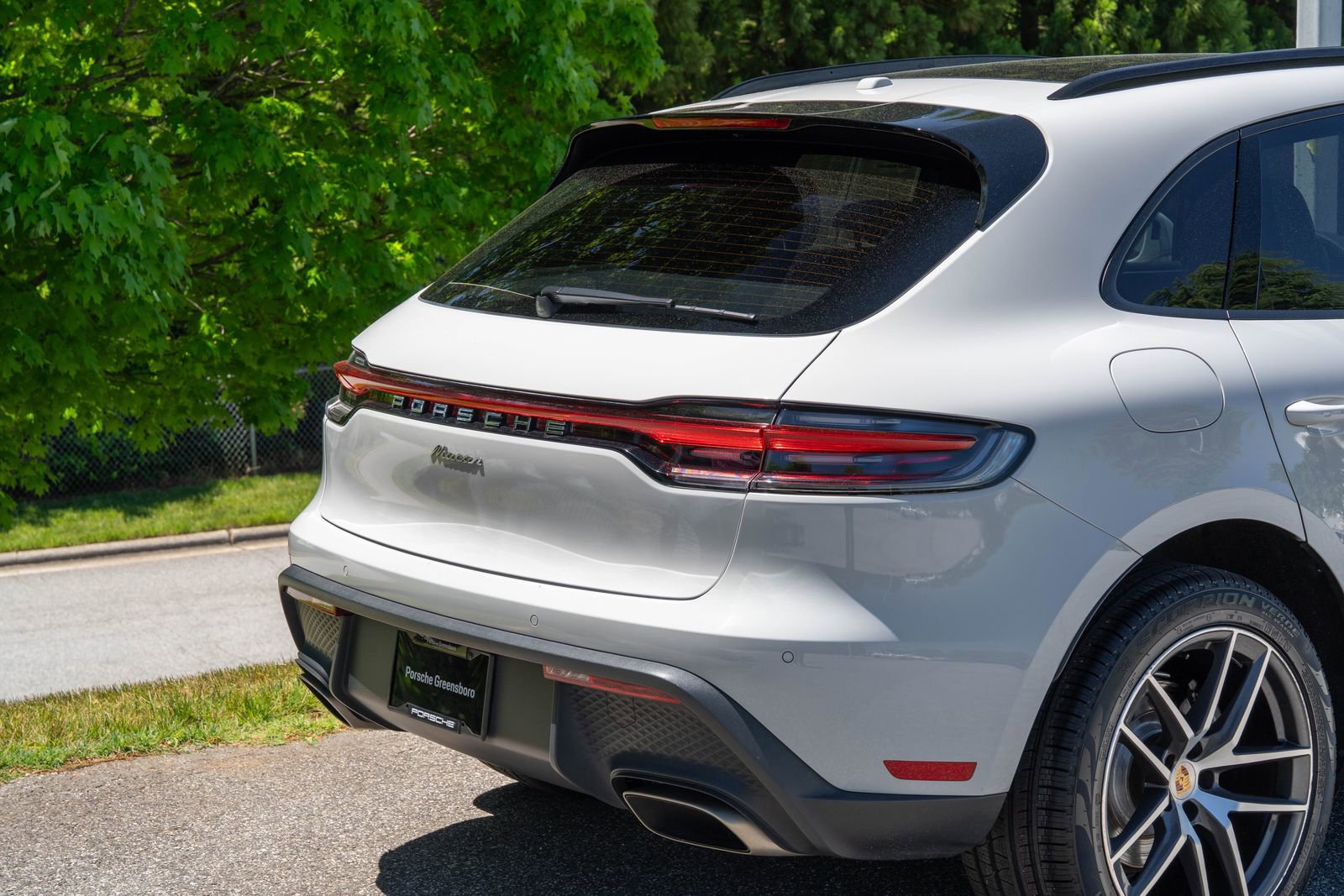 Certified 2023 Porsche Macan AWD/4WD image 13