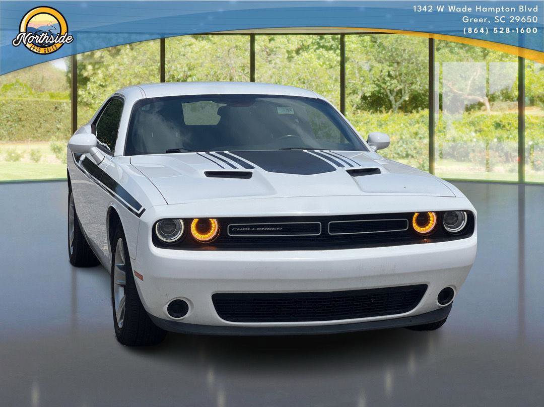 Used 2015 Dodge Challenger SXT RWD image 2