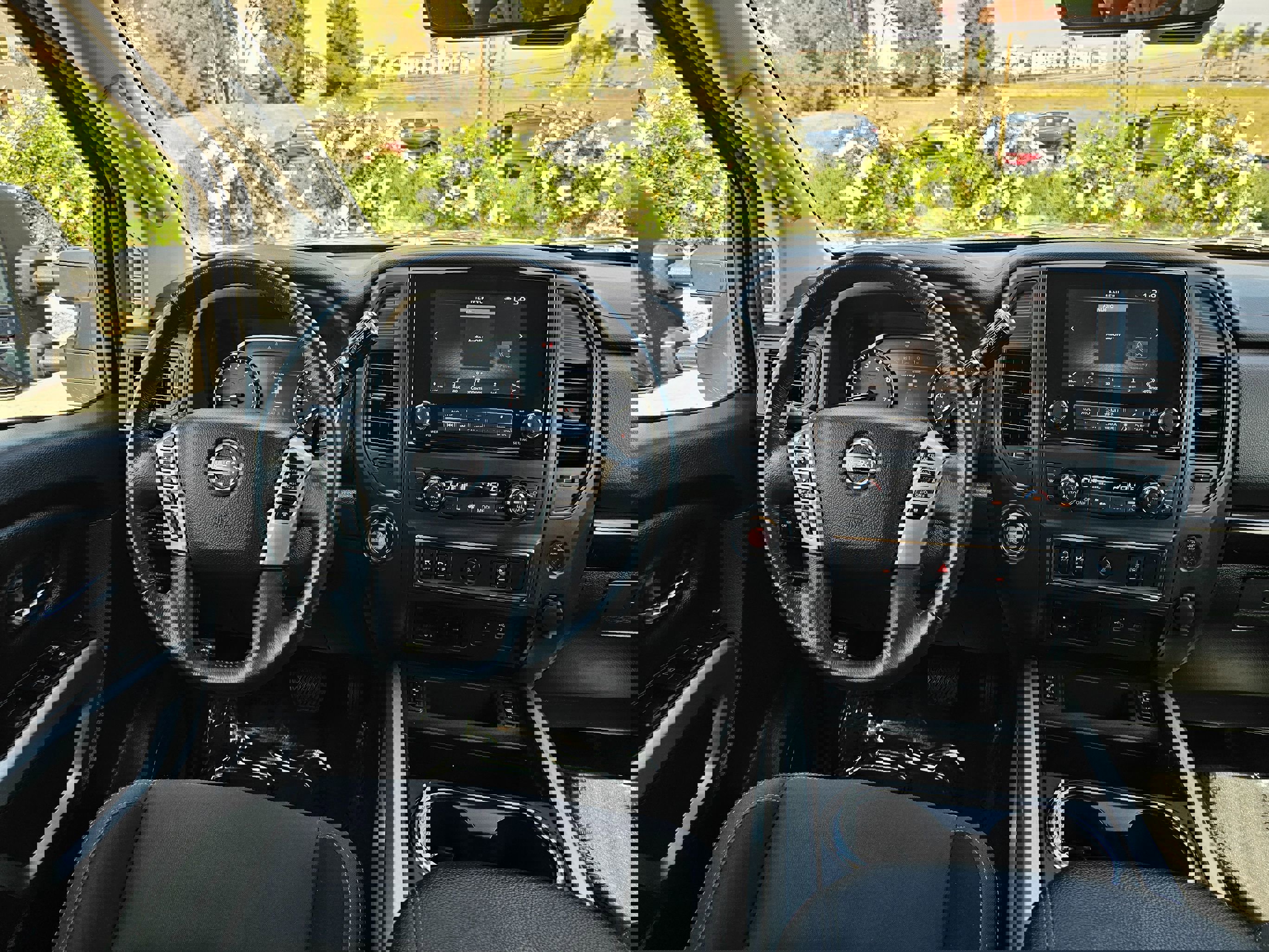 Used 2024 Nissan Titan SV w/ SV Convenience Package image 21