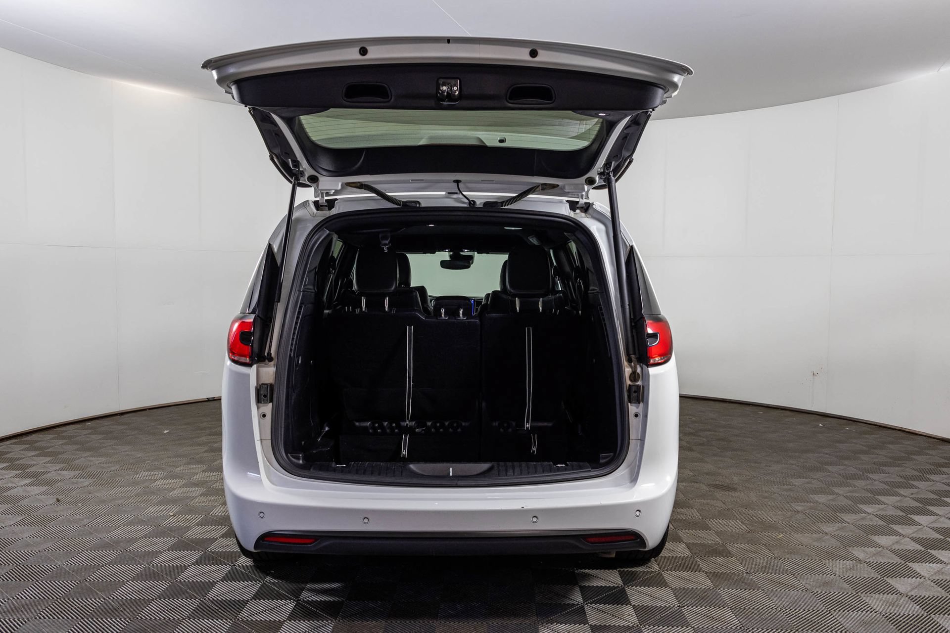 Used 2024 Chrysler Pacifica Limited FWD image 41
