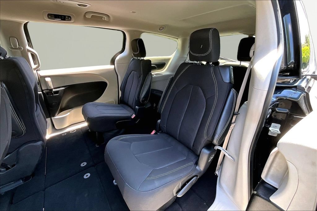 Used 2023 Chrysler Voyager LX FWD image 16