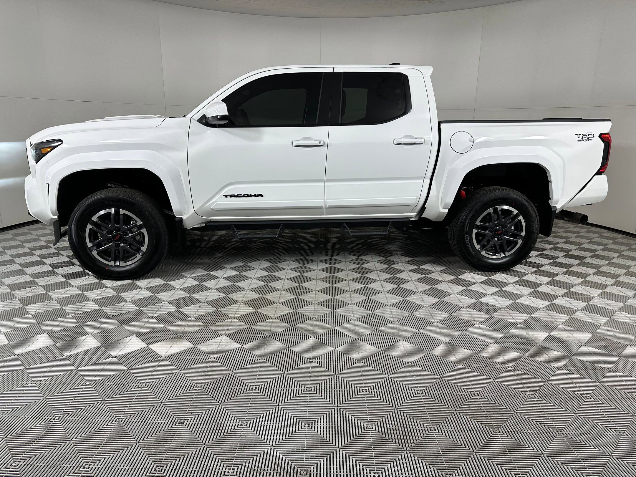 Used 2025 Toyota Tacoma TRD Sport AWD/4WD image 2