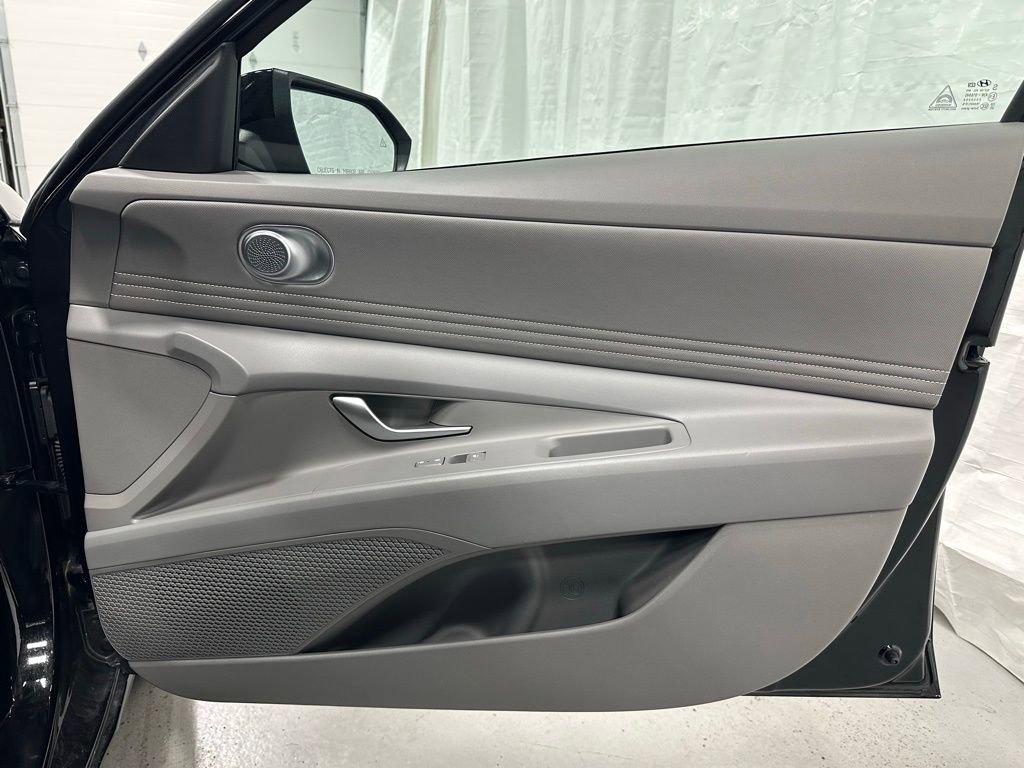 Used 2025 Hyundai Elantra Sport image 49