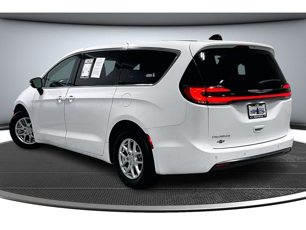Used 2024 Chrysler Pacifica Touring-L image 13