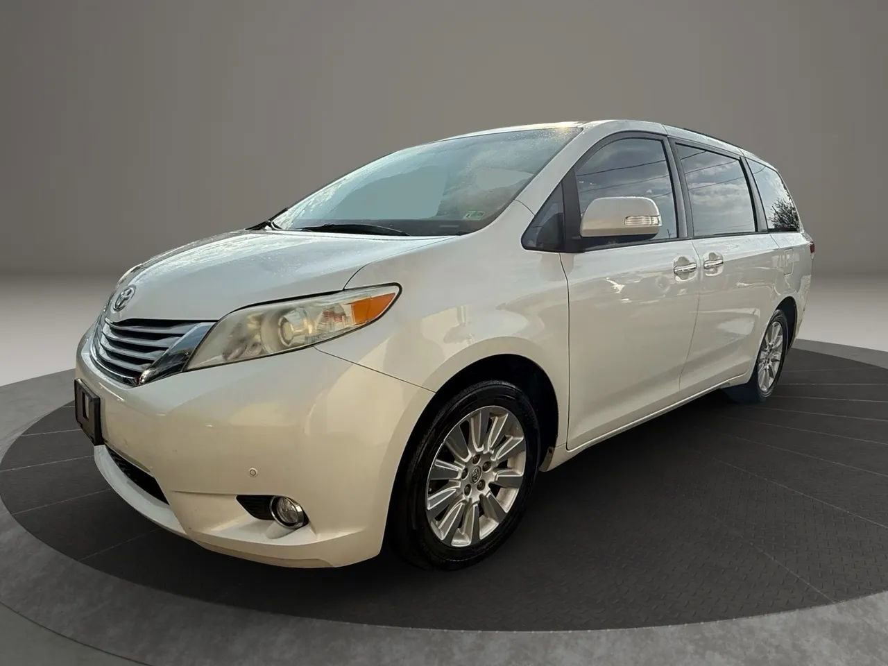 Used 2013 Toyota Sienna XLE image 1