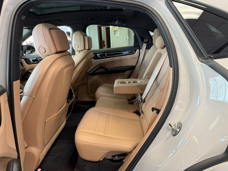 Used 2023 Porsche Cayenne Platinum Edition AWD/4WD image 28