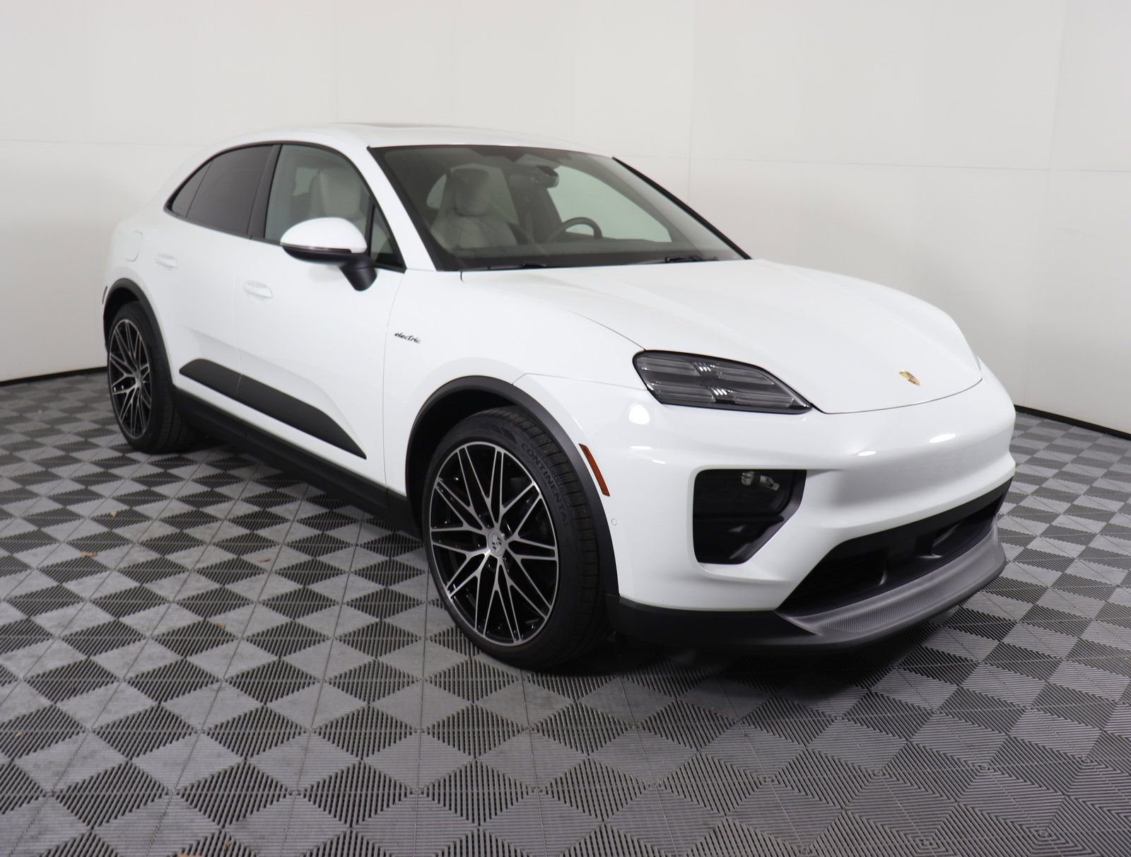 Certified 2024 Porsche Macan 4 Electric AWD/4WD image 9