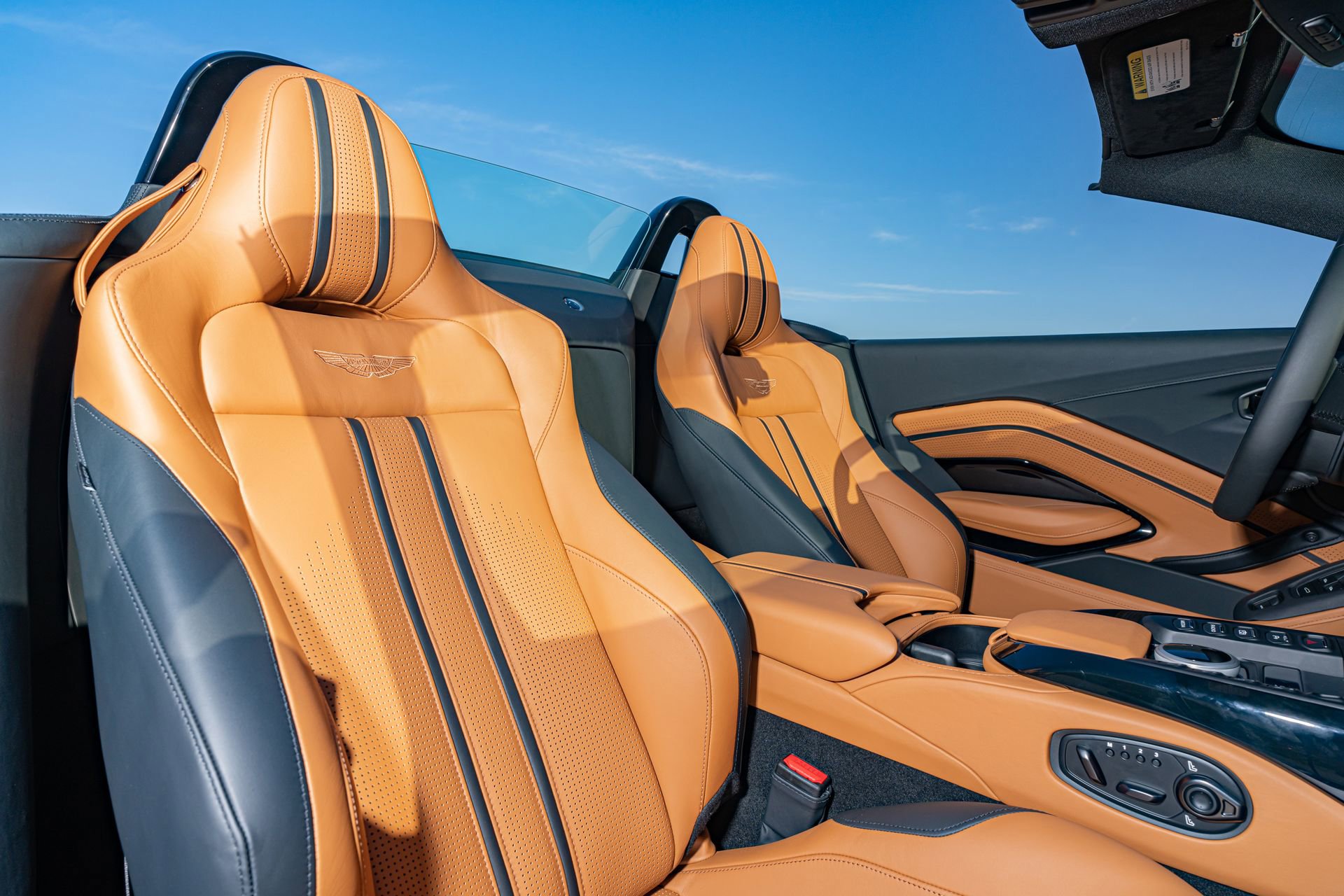 Used 2023 Aston Martin V8 Vantage Roadster image 18