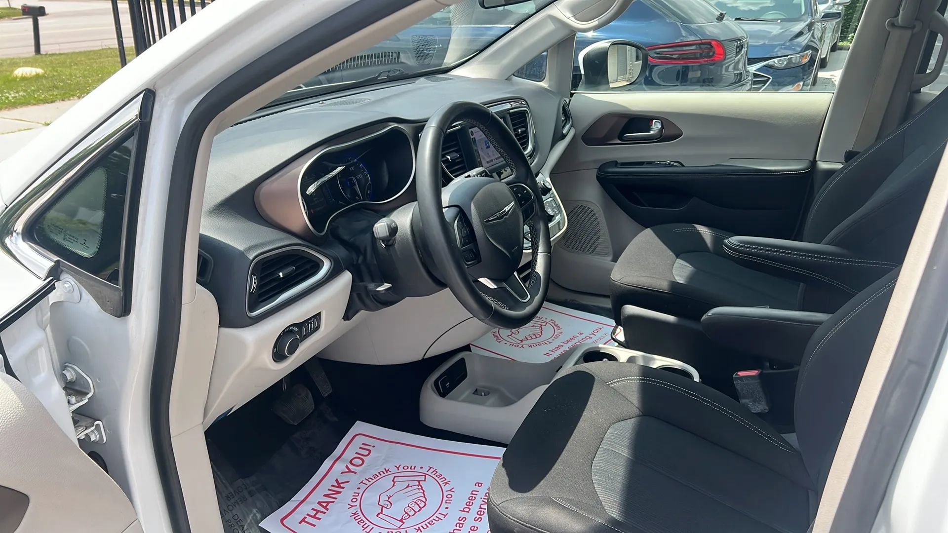 Used 2022 Chrysler Voyager LX image 9