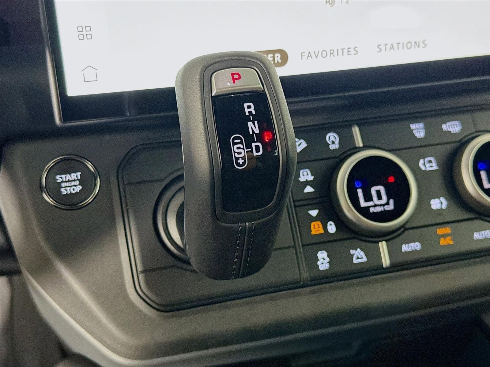 New 2026 Land Rover Defender 110 X-Dynamic SE AWD/4WD image 19