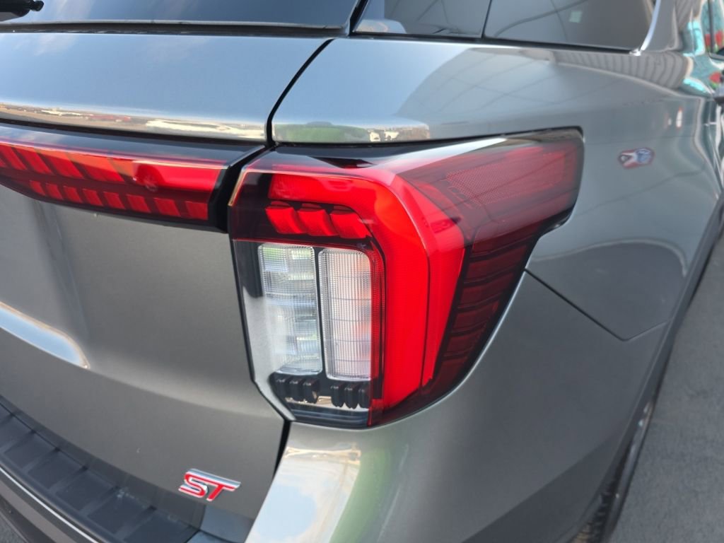 Used 2025 Ford Explorer ST image 10