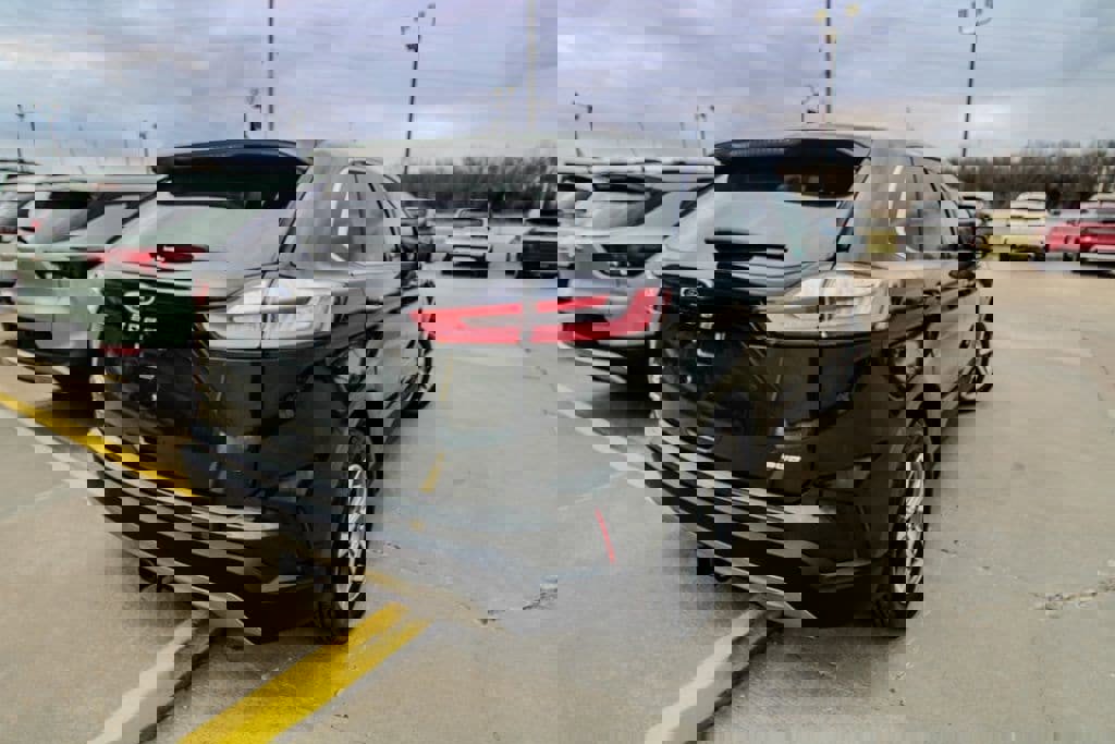 Used 2024 Ford Edge SEL w/ Convenience Package image 3