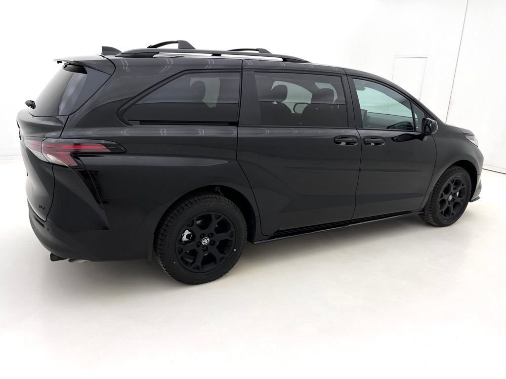 Used 2025 Toyota Sienna XLE Woodland Edition image 6