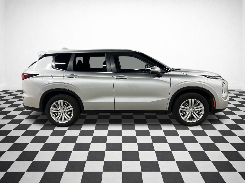 Used 2024 Mitsubishi Outlander ES image 2