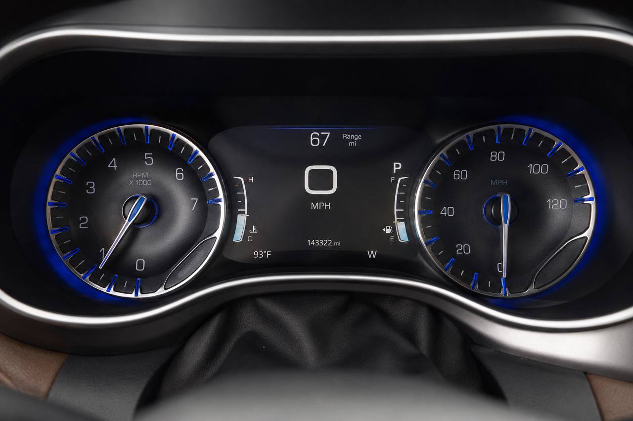 Used 2017 Chrysler Pacifica Limited w/ Advanced Safetytec Group FWD image 6