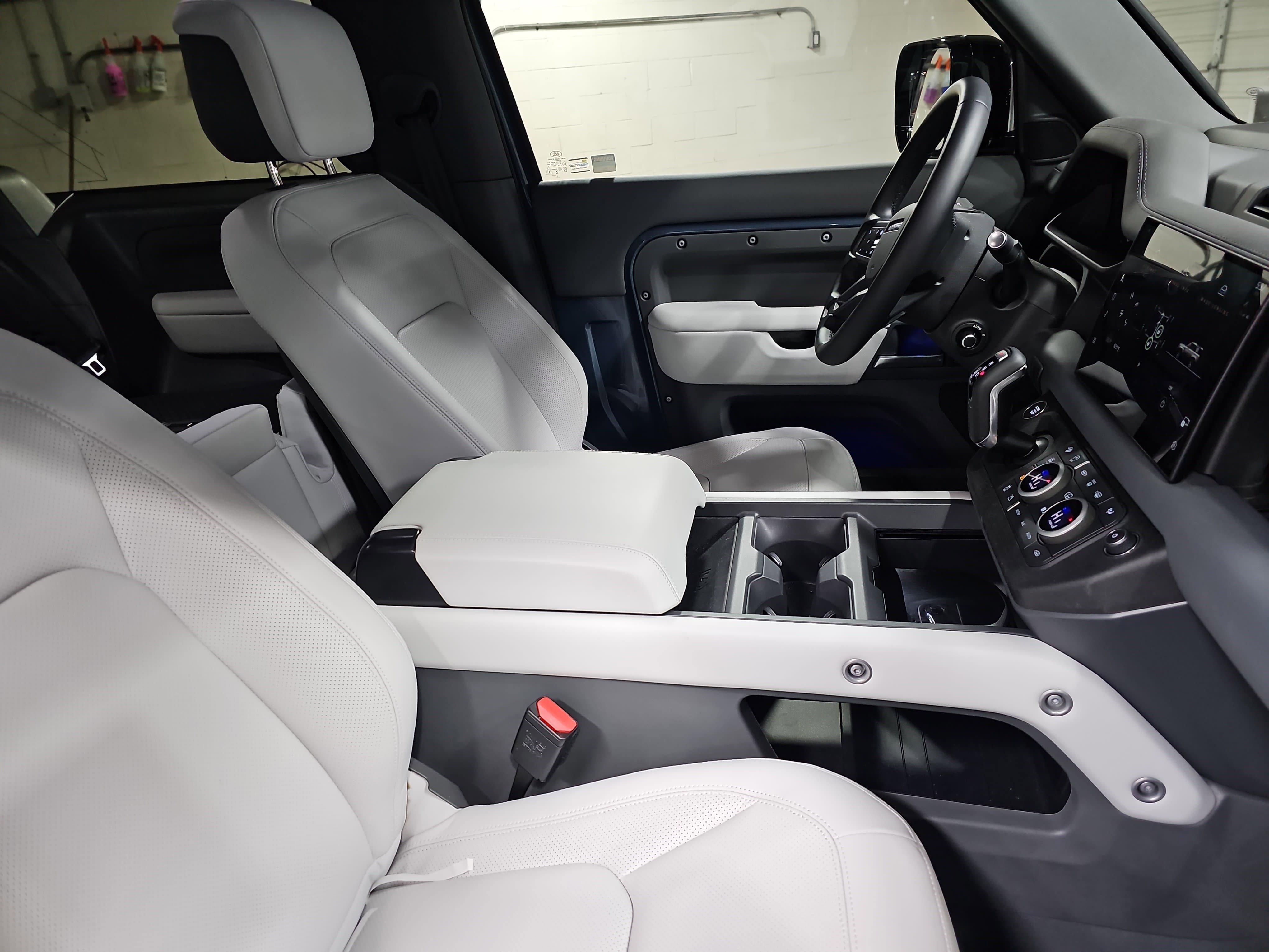 Used 2025 Land Rover Defender 90 X-Dynamic SE image 10