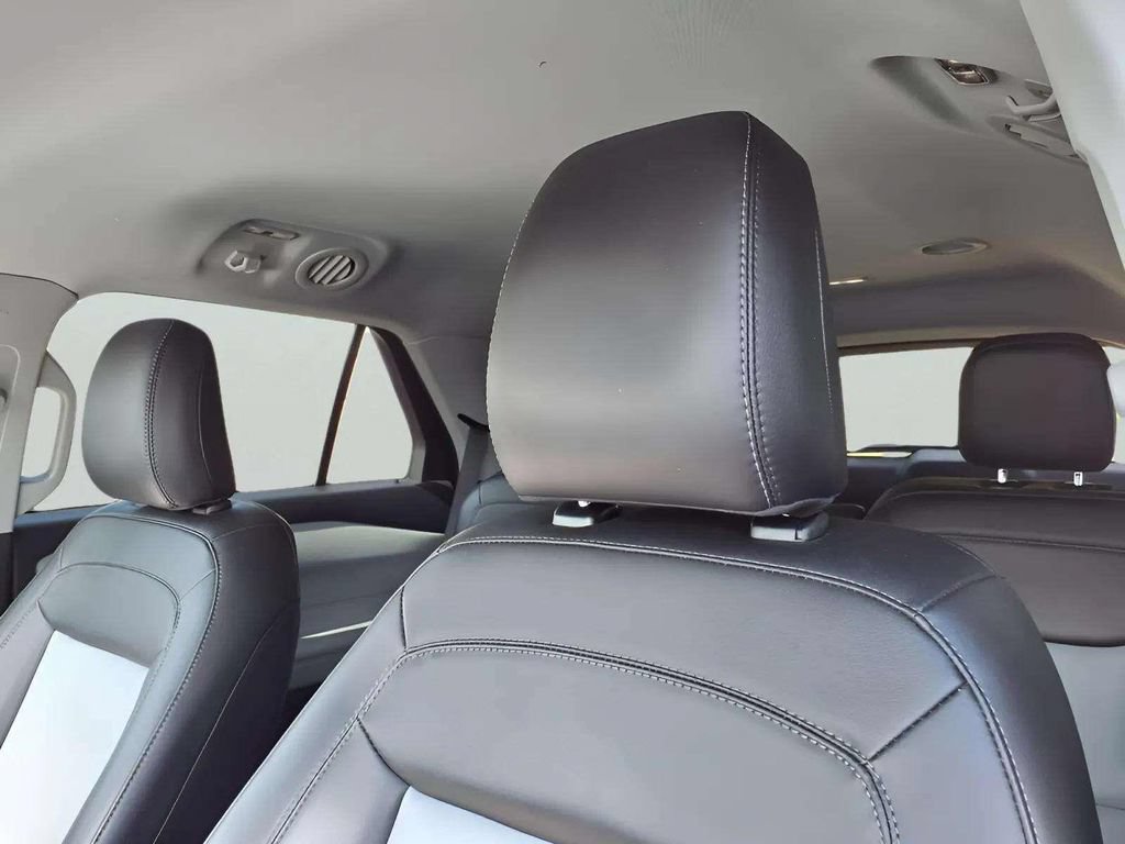 Used 2023 Ford Explorer XLT w/ Equipment Group 202A RWD image 15