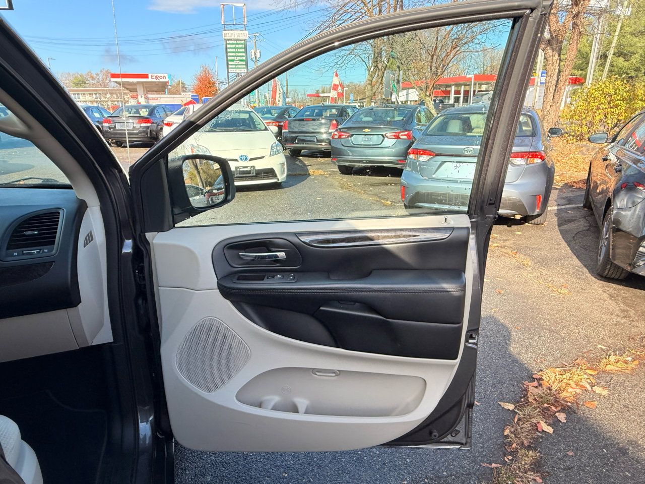 Used 2019 Dodge Grand Caravan SE w/ UConnect Hands-Free Group image 20