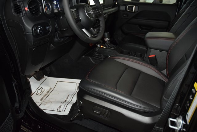 Used 2025 Jeep Wrangler Unlimited Rubicon w/ Technology Group image 43