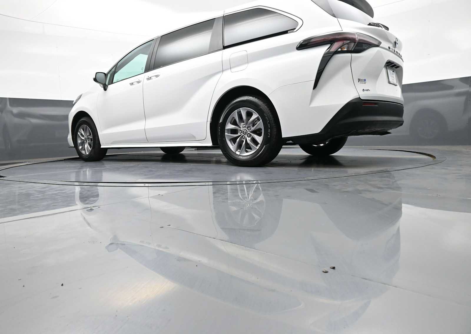 Certified 2025 Toyota Sienna LE FWD image 32
