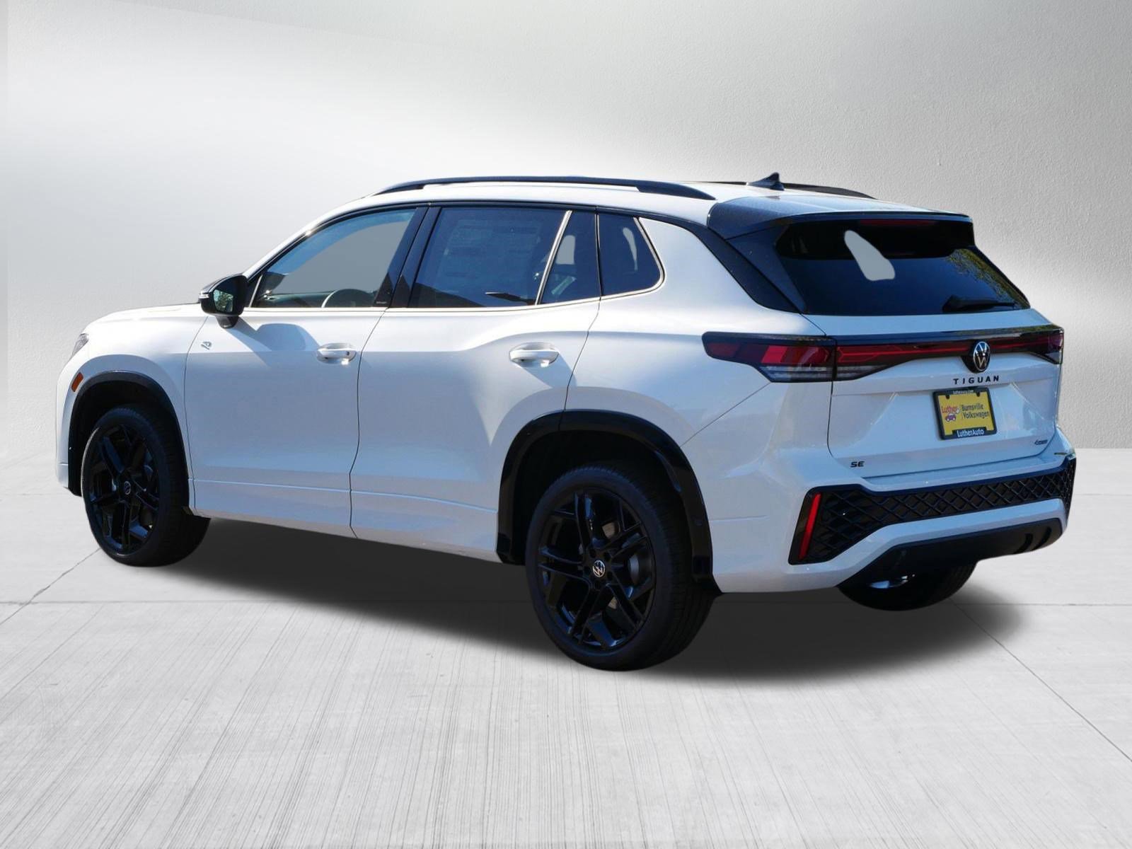 New 2026 Volkswagen Tiguan SE R-Line image 3