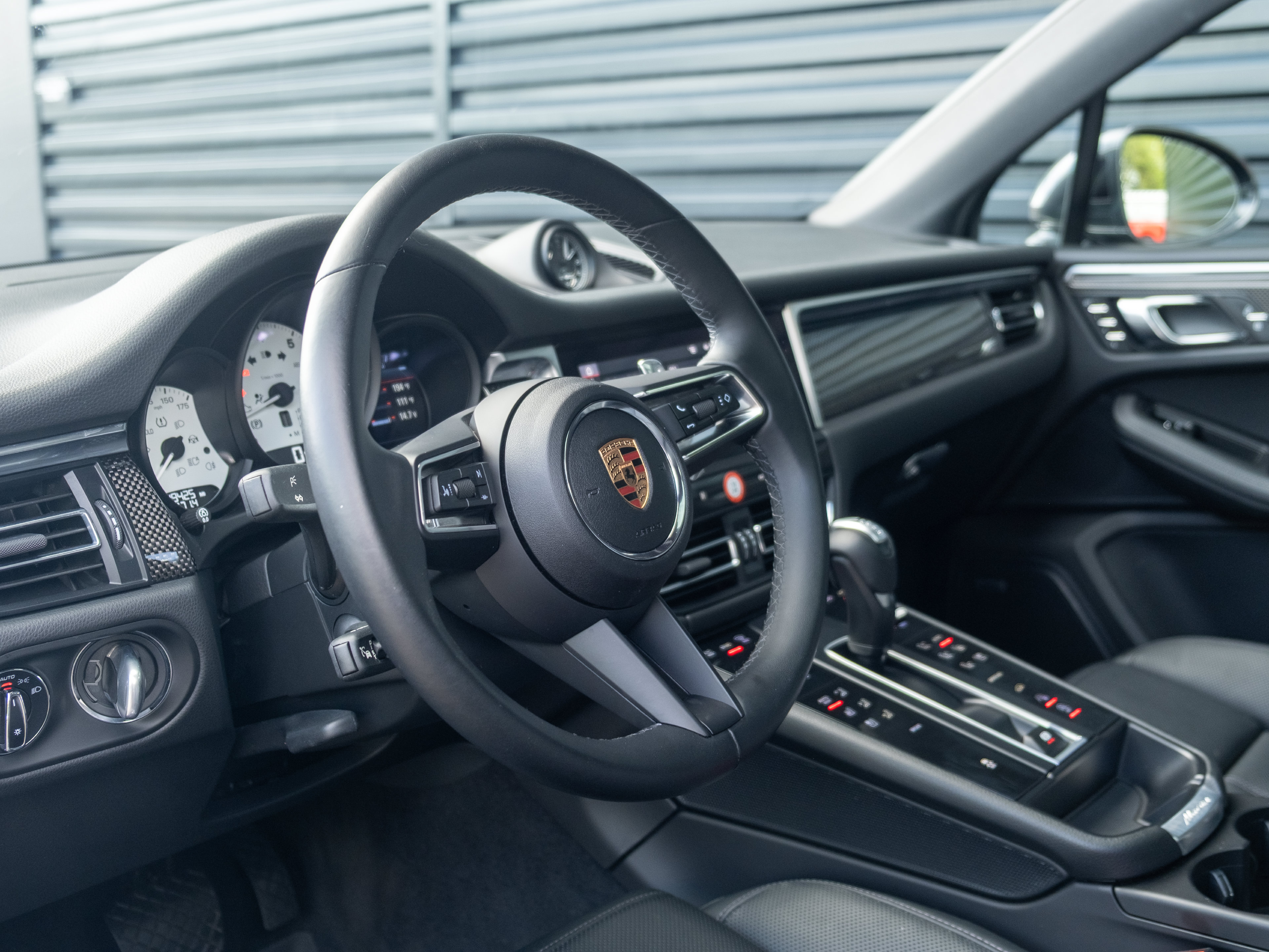 Certified 2023 Porsche Macan AWD/4WD image 4