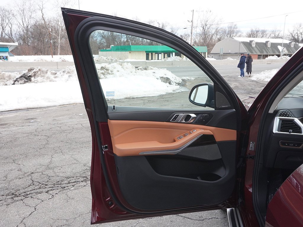 Used 2024 BMW X7 xDrive40i w/ Premium Package image 32