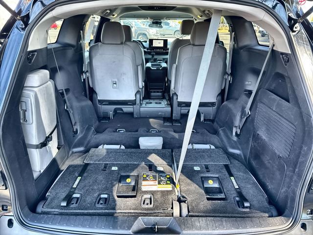 Used 2025 Toyota Sienna LE image 32