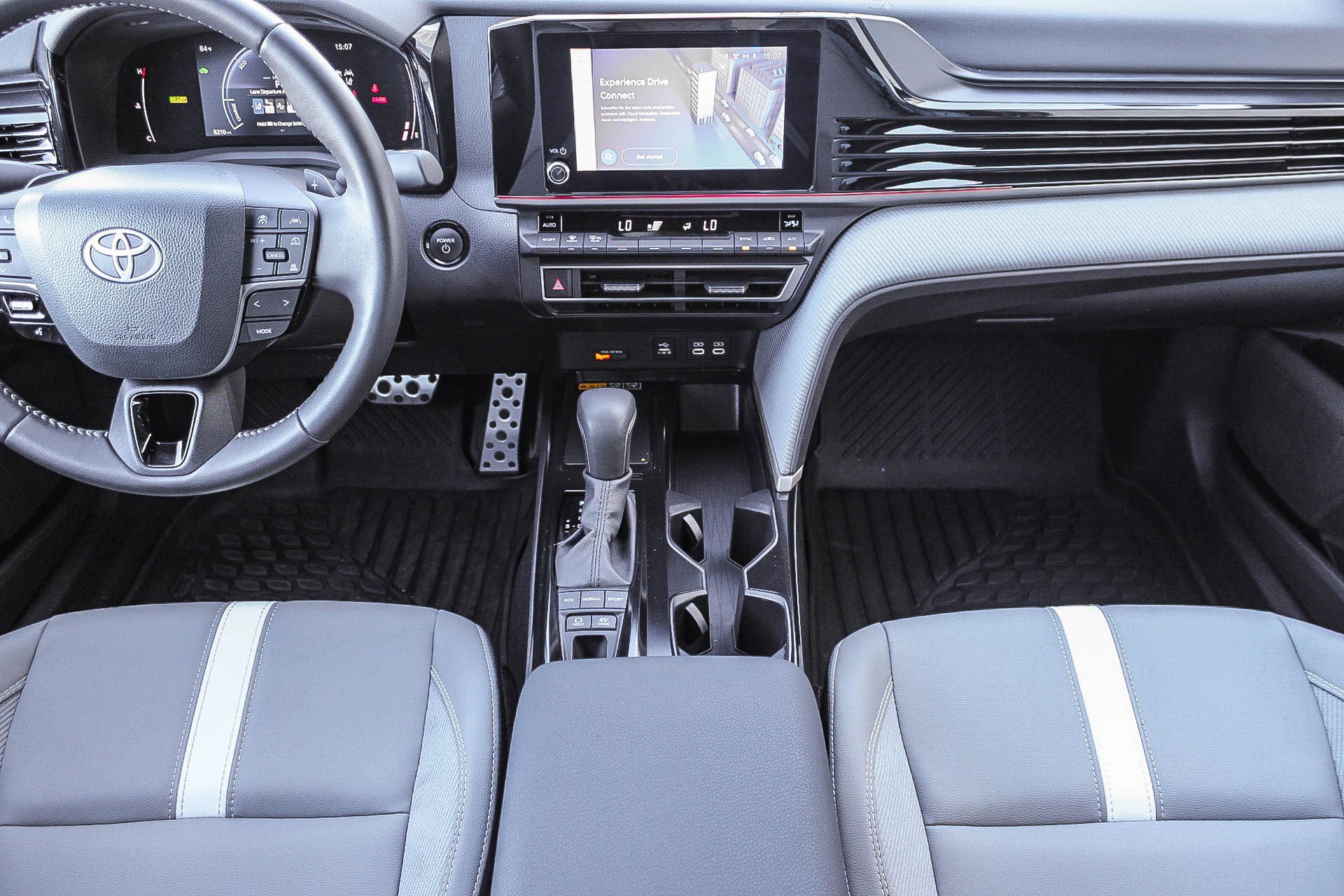 Used 2025 Toyota Camry SE image 13