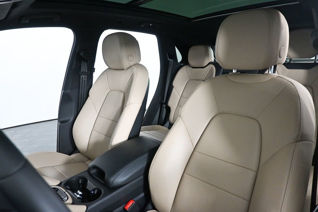 Used 2025 Porsche Cayenne AWD/4WD image 5